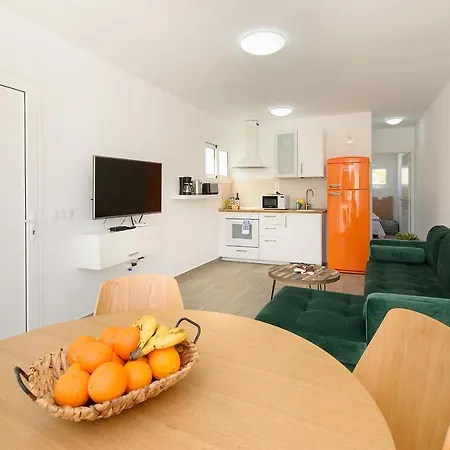 Lejlighed Orange Volcano Apartment, Free Access To The Fariones Sports Center Puerto del Carmen (Lanzarote)