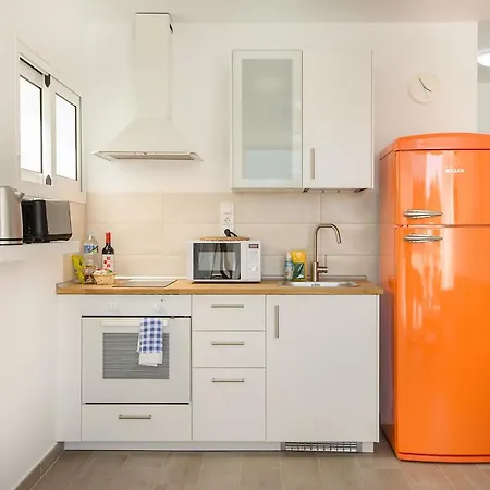 Orange Volcano Apartment, Free Access To The Fariones Sports Center Apartment *