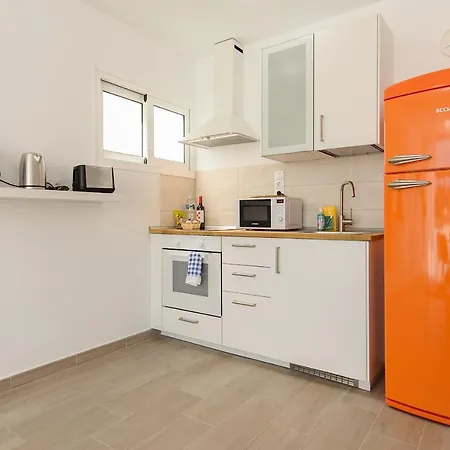 Orange Volcano Apartment, Free Access To The Fariones Sports Center 아파트 *