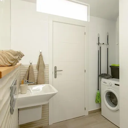 Orange Volcano Apartment, Free Access To The Fariones Sports Center * Puerto del Carmen (Lanzarote)