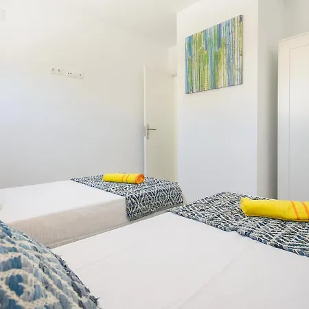 Orange Volcano Apartment, Free Access To The Fariones Sports Center * Puerto del Carmen (Lanzarote)